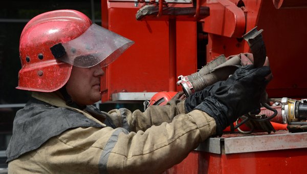 Пожарный работает на месте происшествия. Архивное фото